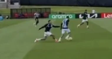 محمد صلاح يحرج إمام عاشور بحركة فنية خلال تدريب المنتخب وحالة من الضحك تنتشر 1 202606110330423042 394