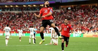 محمد عبد المنعم وإبراهيم حسن يرفعان علم مصر احتفالا داخل غرفة الملابس في فيديو حصري 1 202606220640524052 369