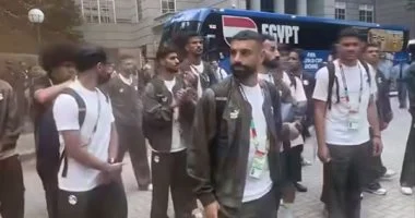 توافد جماهيري كبير لدعم لاعبي المنتخب الوطني أمام مقر الإقامة فيديو 1 202607081215141514 22650