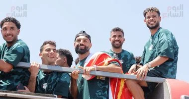 احتشاد الجماهير يتسبب في توقف حافلة منتخب مصر لالتقاط الصور مع اللاعبين صور 5 20260710010031031 22650