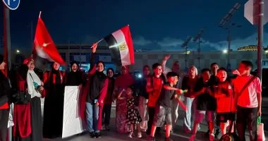 توافد الجماهير على مدينة العلمين الجديدة لاستقبال فريق منتخب مصر وشاهد الصور 1 202607100736403640 369